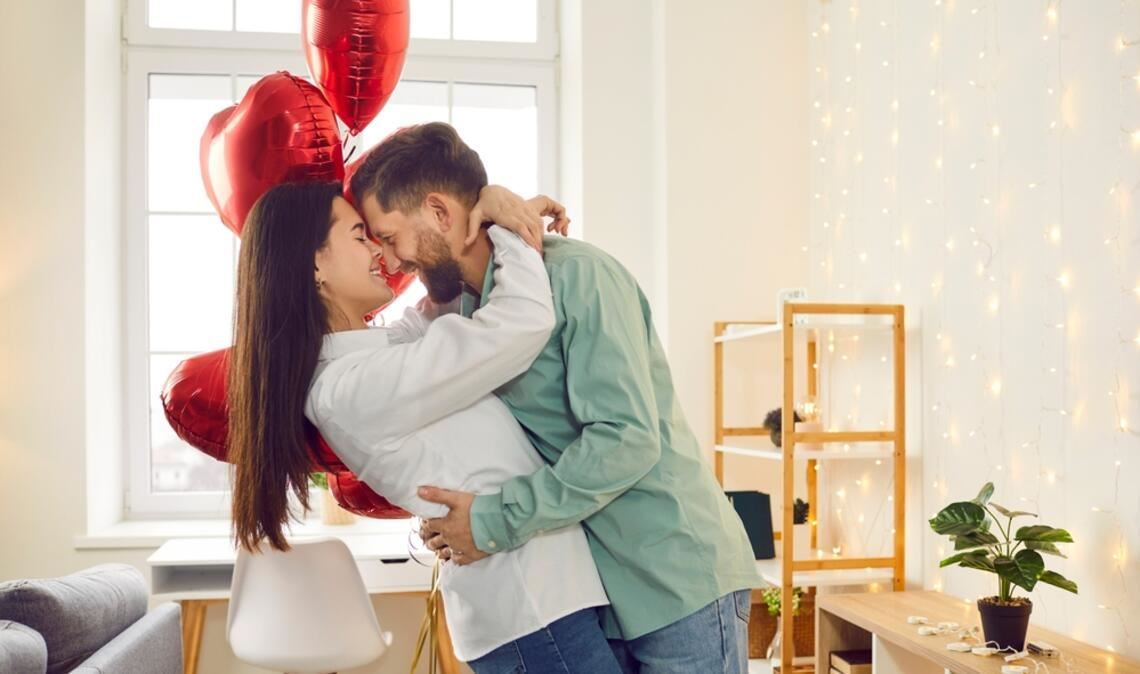 Feiern Sie den Valentinstag ohne viel Geld auszugeben. Entdecken Sie kreative und romantische Ideen, um Ihrem Partner Aufmerksamkeit und Wertschätzung zu zeigen.