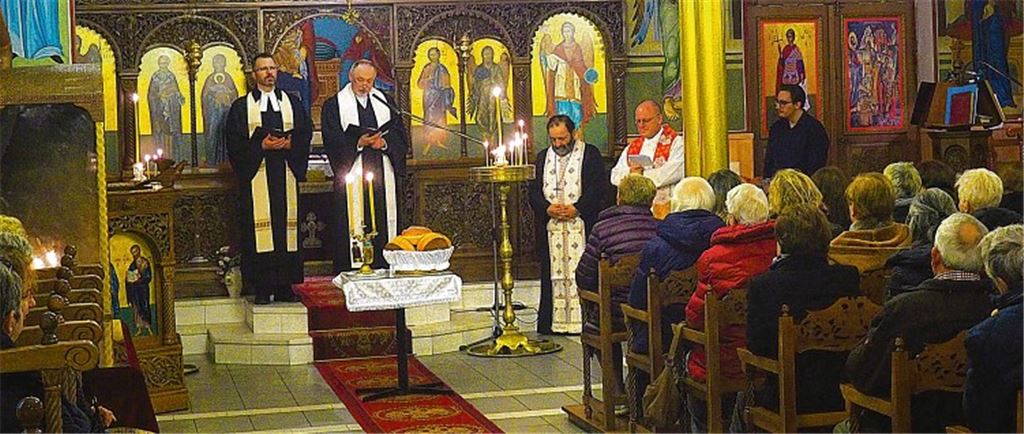 Feiern gemeinsam den ökumenischen Abschlussgottesdienst der Bibelwoche (v. li.): Pfarrer Marcus Kalkofen, Pastor Gerhard Bauer, Erzpriester Georgios Makris und Dekan Claus Schmidt. Foto: Müller