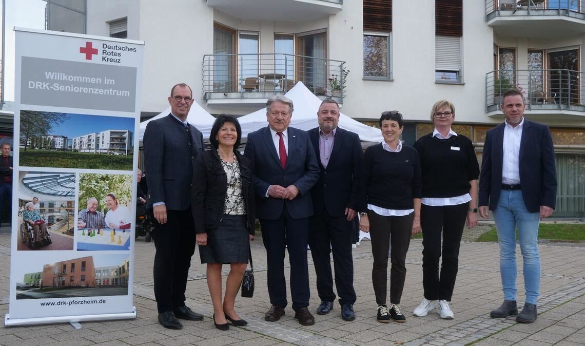 Feiern gemeinsam mit vielen Gästen das 25-Jahr-Jubiläum des DRK-Seniorenzentrums in Mühlacker: OB Frank Schneider, Iris Herrmann, Wolfgang Kramer, Herbert Mann, Beate Dudkiewicz, Elena De Spiller und Patrick Wochele (v.li.). Foto: Friedrich