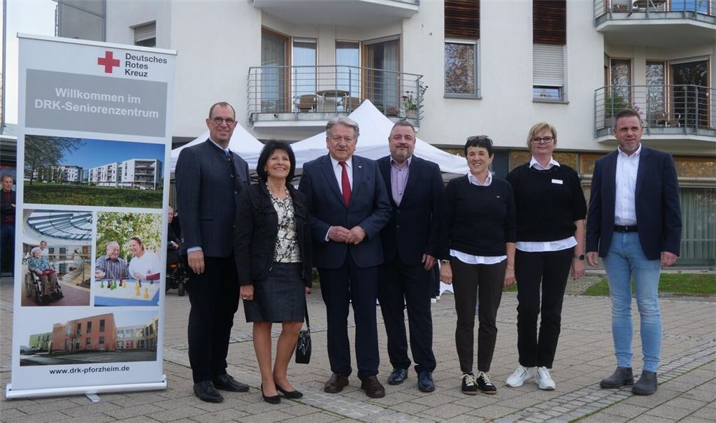 Feiern gemeinsam mit vielen Gästen das 25-Jahr-Jubiläum des DRK-Seniorenzentrums in Mühlacker: OB Frank Schneider, Iris Herrmann, Wolfgang Kramer, Herbert Mann, Beate Dudkiewicz, Elena De Spiller und Patrick Wochele (v.li.). Foto: Friedrich