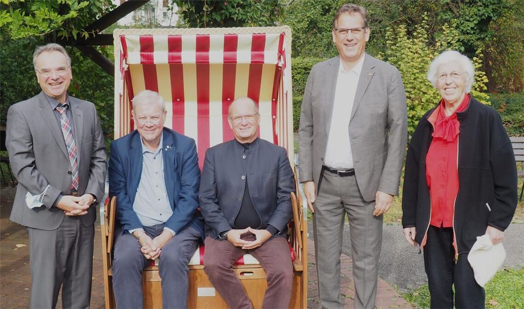 Feiern mit den Heimbewohnern das Patroziniumsfest (v.li.): Markus Schellinger, Dr. Peter Napiwotzky, Bürgermeister Winfried Abicht, Professor Dr. Erik Schweickert und Erika Langner. Foto: Müller
