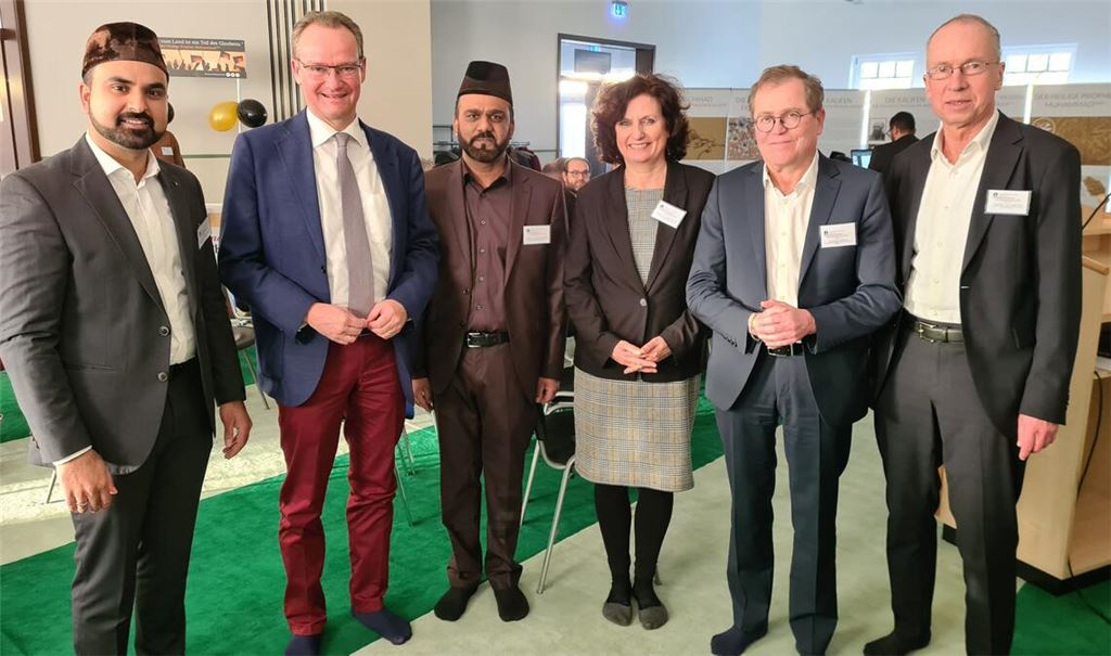 Feiern zehn Jahre Moschee Pforzheim der Ahmadiyya-Muslim-Jamaat-Gemeinde (AMJ): Toqeer Sohail Ahmad (v.li.), Gunther Krichbaum, Wahab Ghumon (AMJ), Dekanin Christiane Quincke, Rainer Semet und Sozialdezernent Frank Fillbrunn. Foto: Metzbaur
