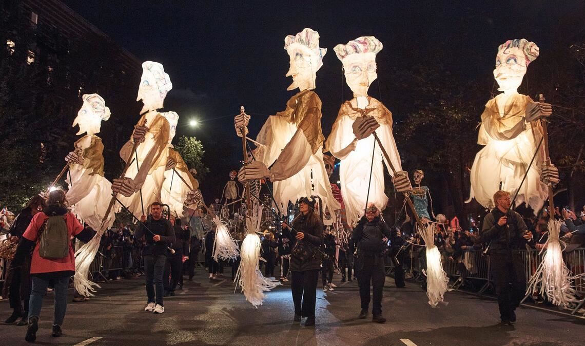 Feiernde ziehen während der Village Halloween Parade in New York die Sixth Avenue entlang.
