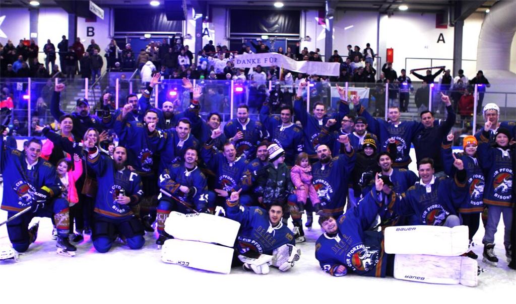 Feierstimmung im Eissportzentrum: Die Bisons holen die Meisterschaft. Foto: Keller