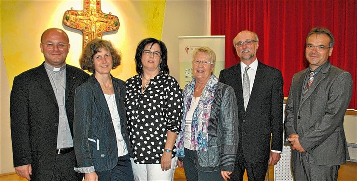 Feierstunde mit Claus Schmid (v.li.), Veronika Ebhart, Birgit Schmid, Annemarie Scheef, Wolfgang Schlecht und Markus Schellinger. Foto: Stahlfeld