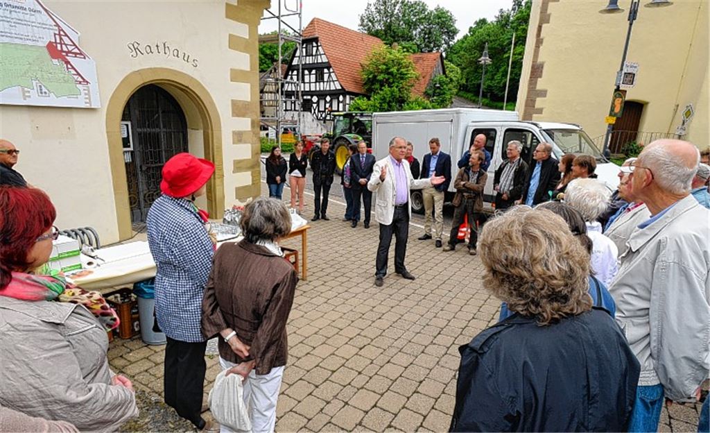 Feierstunde vor dem Eingang des Dürrner Rathauses: Bürgermeister Norbert Holme (Mitte, mit weißem Jackett) gibt den Startschuss zum Umbau des historischen Gebäudes. Foto: Schott