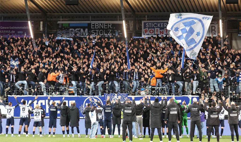 Feiertag im Gazi-Stadion: Die Kickers-Spieler jubeln ausgelassen mit ihren Fans.