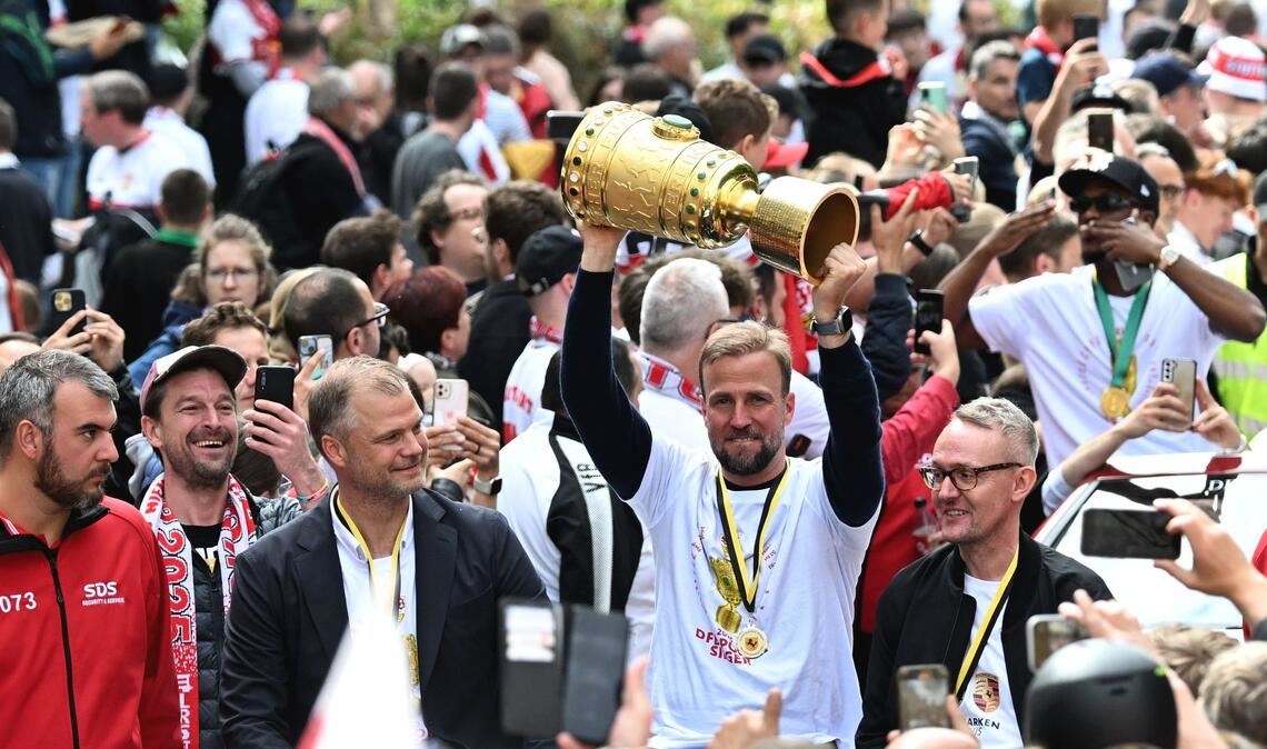 Feierten 2025 den DFB-Pokalsieg: Stuttgarts Erfolgstrio Wohlgemuth, Hoeneß und Wehrle (v.l.-r). (Archivbild)
