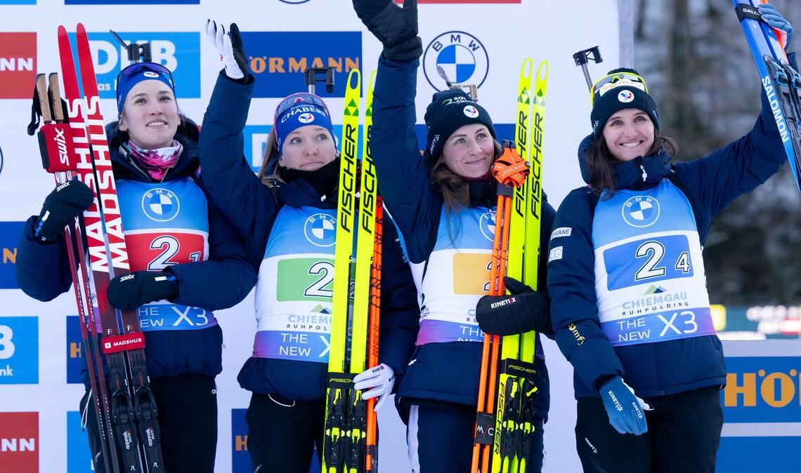 Feierten einige Staffelerfolge zusammen: Justine Braisaz-Bouchet (2.vr.) und Julia Simon (r). (Archivbild)