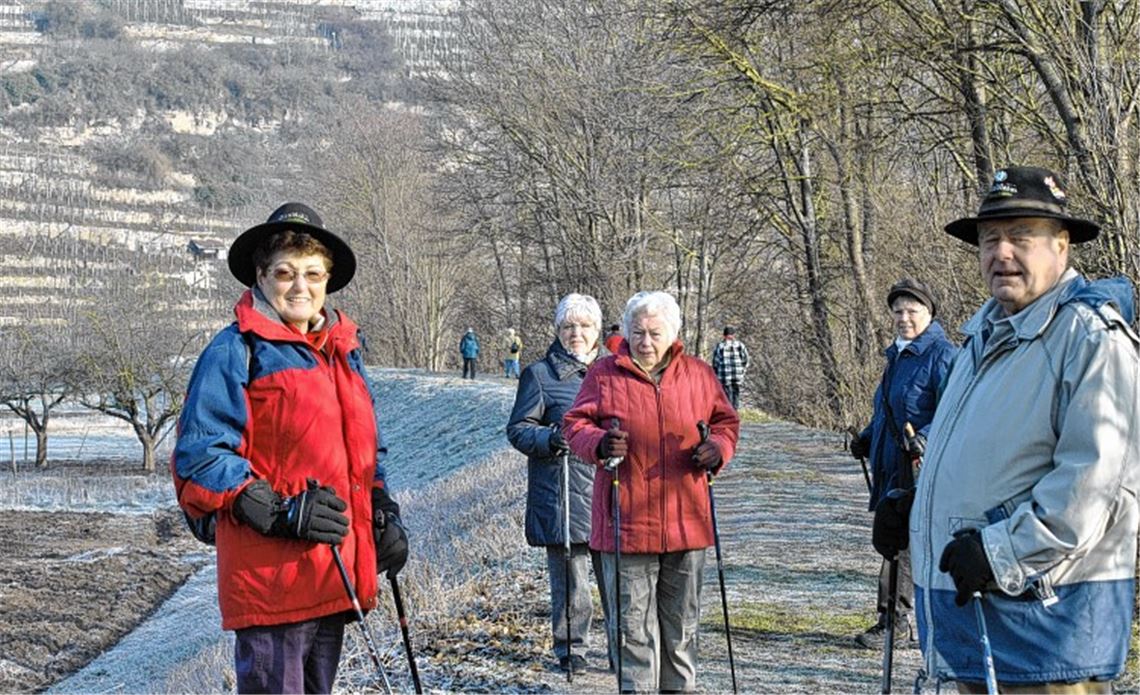 Feldmarschmäßig angezogen und ausgerüstet samt zünftigem Hut: Ausflügler auf der Tour rund um Mühlhausen. Ganze Scharen von Wanderfreudigen zieht es hinaus in die Natur. 