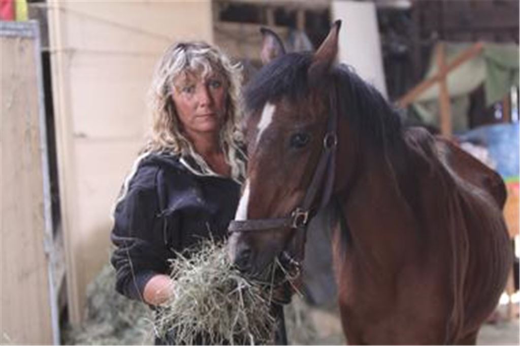 Felicia Ruhland füttert Suleika mit Stroh, das bald zur Neige gehen wird, wenn sich niemand findet, der für Nachschub sorgt.  Foto: Disselhoff