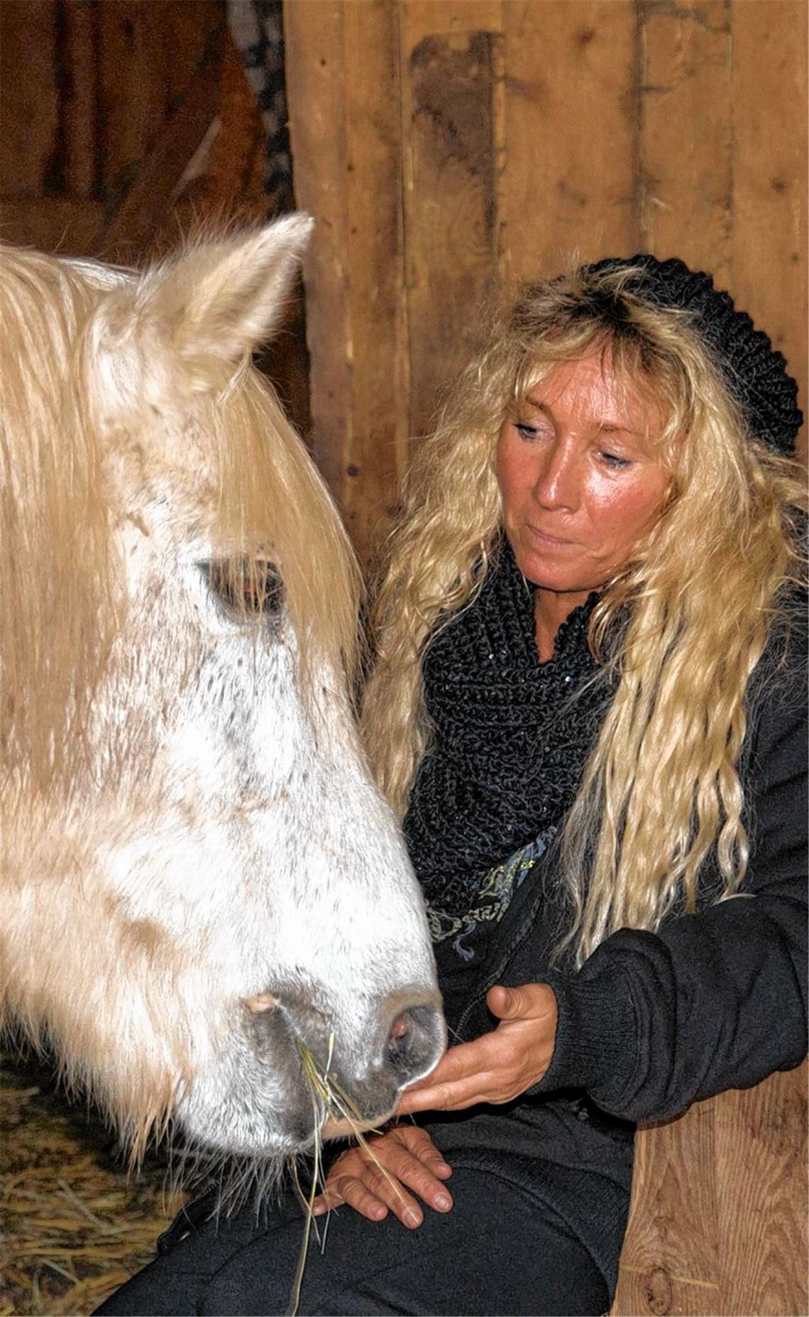 Felicia Ruhland mit Donata, die schwer traumatisiert auf den Hof kam.