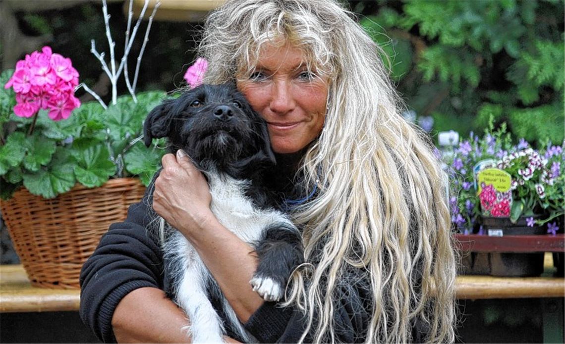 Felicia Ruhland mit dem zehnmonatigen Mischlingshund Linda, den sie aus einer ungarischen Tötungsstation gerettet hat. Jetzt sucht sie für Linda neue Besitzer. Foto: Goertz