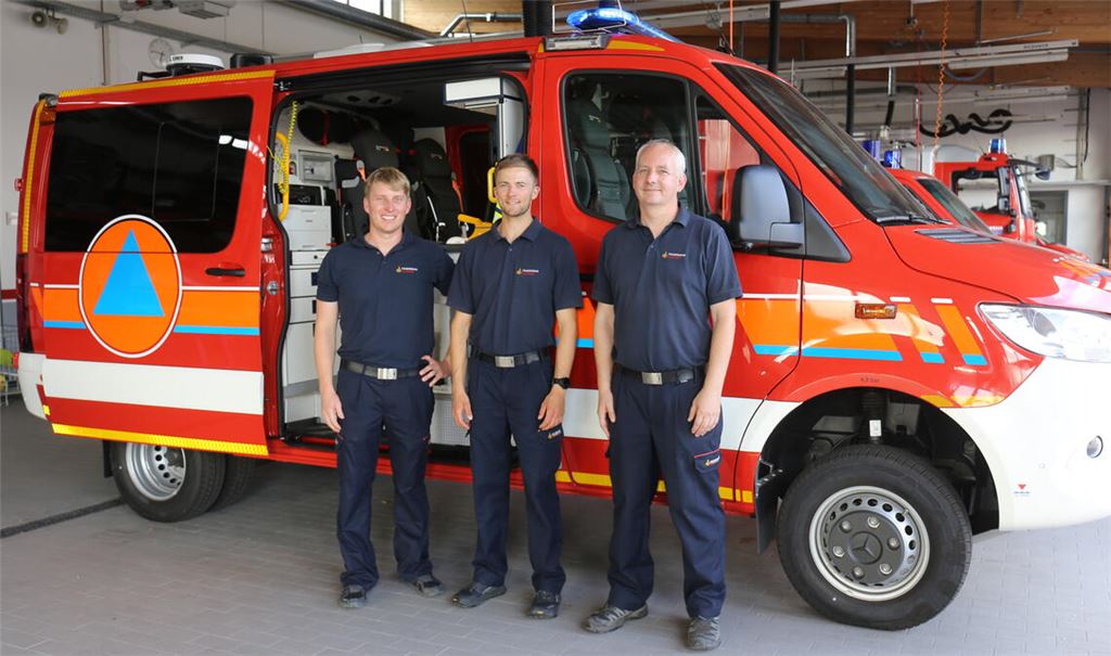Felix Altmann (v.li.), Daniel Henz und Martin Beller von der Illinger Feuerwehr vor dem CBRN-Erkunder, der die Bevölkerung im Kriegs- und Katastrophenfall schützen soll. Fotos: Disselhoff