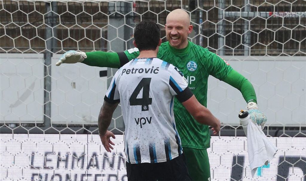 Felix Dornebusch feierte ein fantastisches Comeback – Milan Petrovic gratuliert dem Kickers-Keeper.