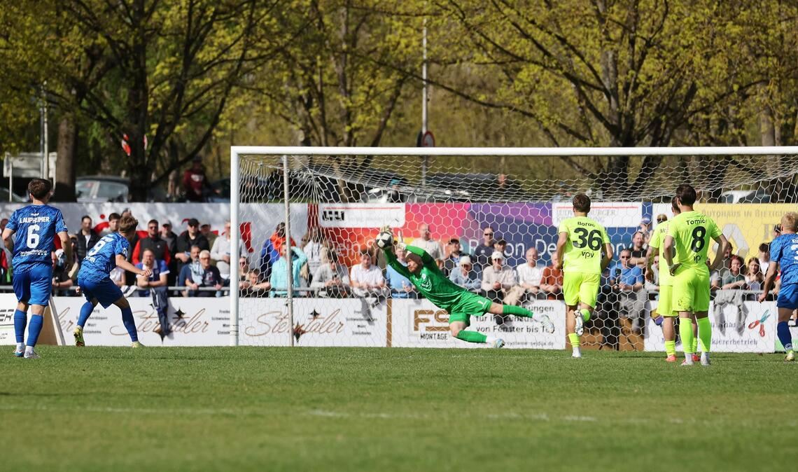 Felix Dornebusch hält den Elfmeter gegen Nicklas Shipnoski.