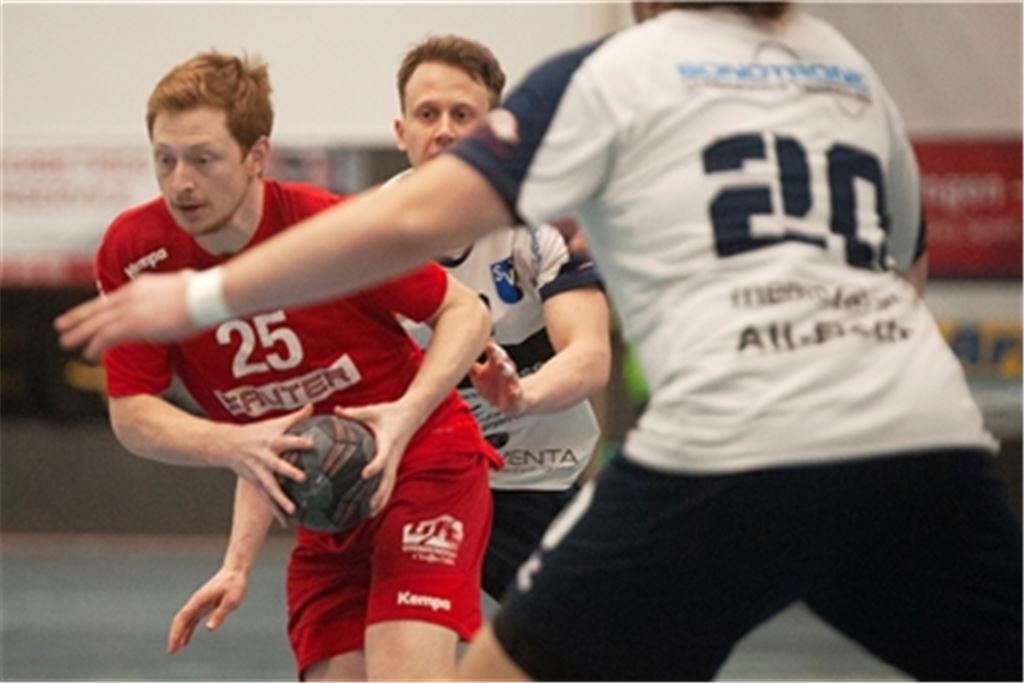Felix Egler ist für den TSV Knittlingen am Ball in einem Spiel, das seine Mannschaft gegen den SV Langensteinbach verdientermaßen mit 30:25 gewinnt. Foto: Fotomoment