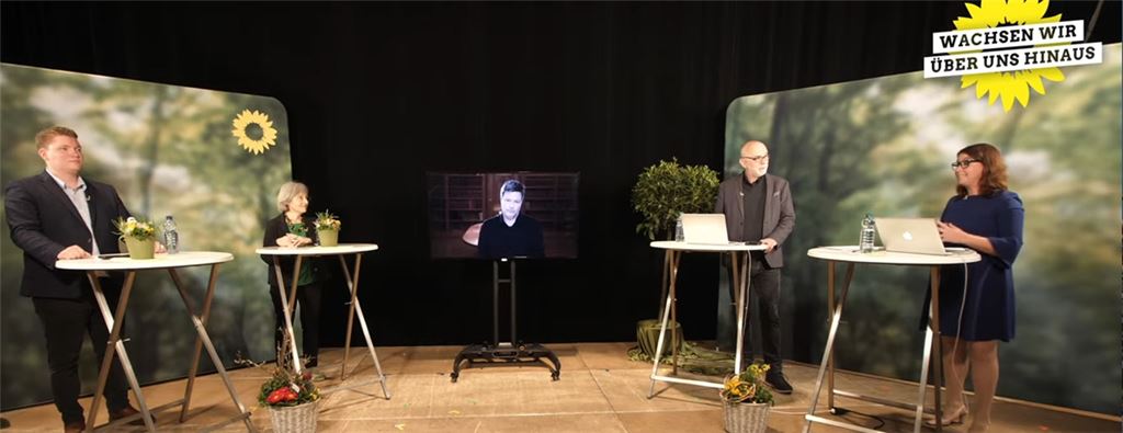Felix Herkens und Stefanie Seemann (v.li.) stellen gemeinsam mit dem per Video zugeschalteten Bundesvorsitzenden Robert Habeck das Wahlprogramm der Grünen vor. Motto: Wachsen wir über uns hinaus! Moderiert wird der Abend von Gerhard Baral und Stefanie Wally.Friedrich