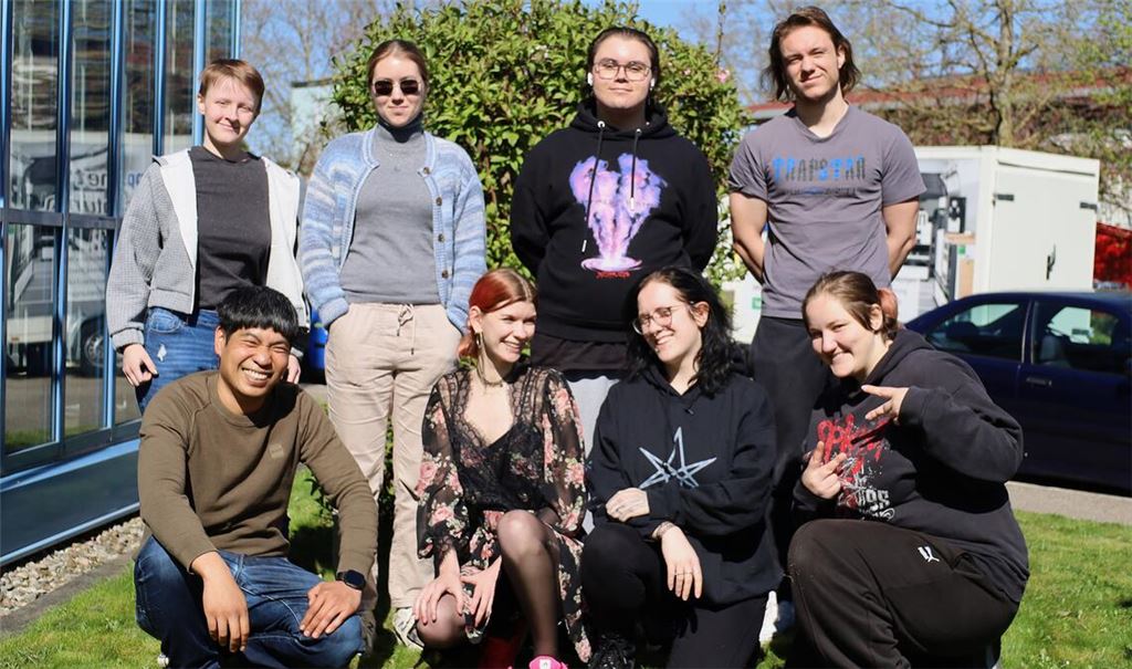 Felix Huynh (links außen kniend) mit seiner Gruppe, die im Ausbildungsgang E-Commerce das „Broccodile“ entworfen hat. Foto; privat