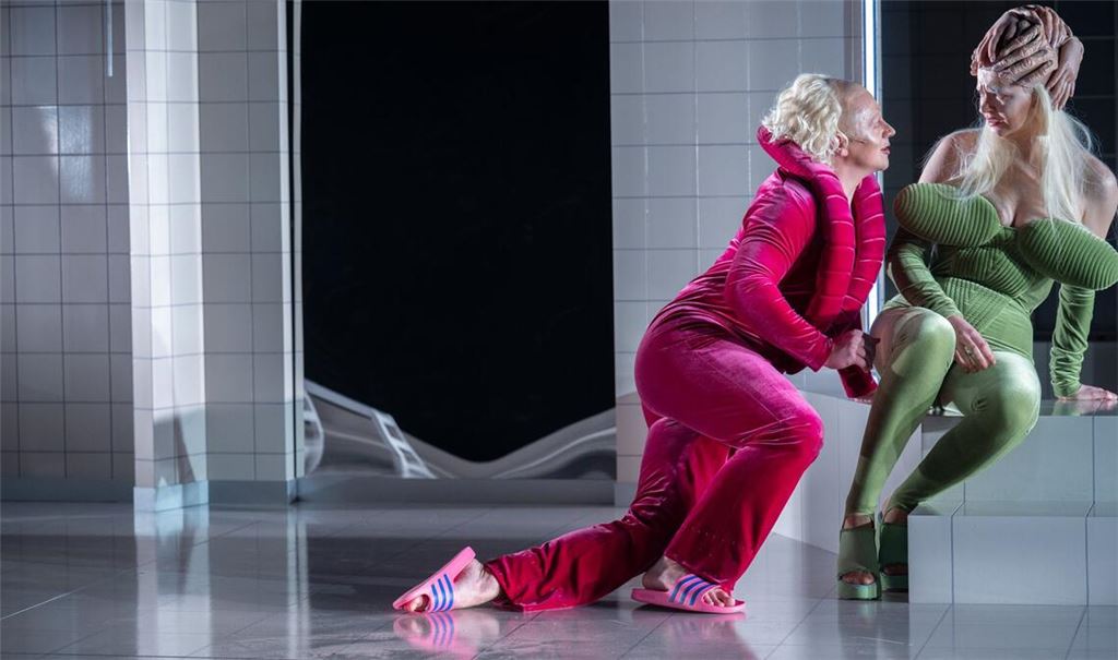 Felix Jordan als Henry (li.), Teresa Annina Korfmacher als Sibyl in „Pretty Privilege“