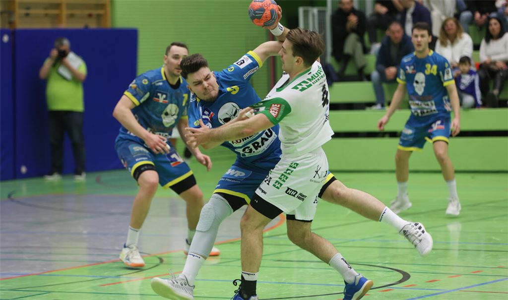 Felix Reisinger und die SG Pforzheim/Eutingen (in Blau) im Spiel gegen den Tabellenführer und Kandidaten für den Zweitliga-Aufstieg HC Oppenweiler/Backnang.Foto: Rubner