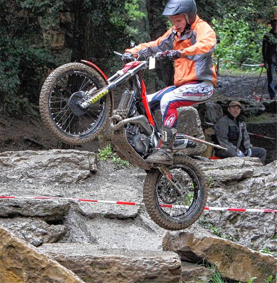 Felsbrocken sind längst kein Hindernis mehr: Seit seinem zehnten Lebensjahr fährt Markus Schütte Motorradtrial-Wettbewerbe. Foto: Eigner
