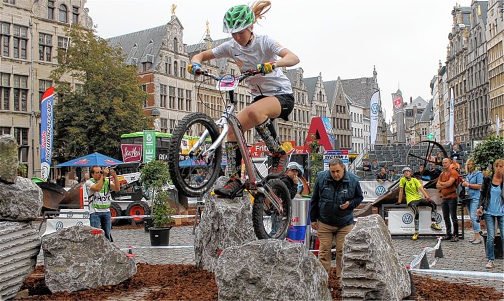 Felsbrocken, wie sie Obelix wohl gerne Huckepack genommen hätte: In der Altstadt von Antwerpen bewältigt Nina Reichenbach den schwierigsten Parcours der gesamten Weltcup-Saison.