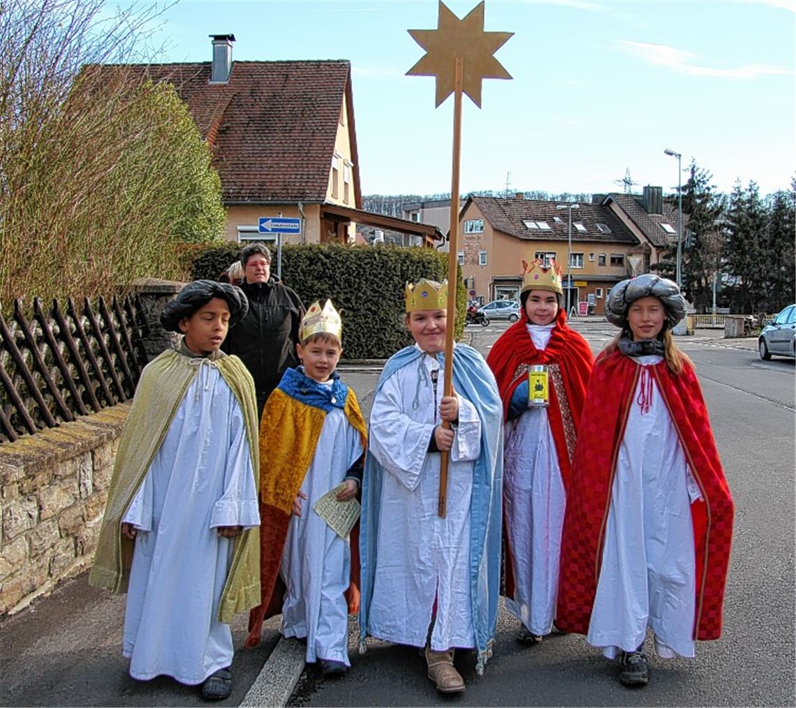 Die Sternsinger: Femi, Jakob, Antonia, Marius und Elena (v.li.)