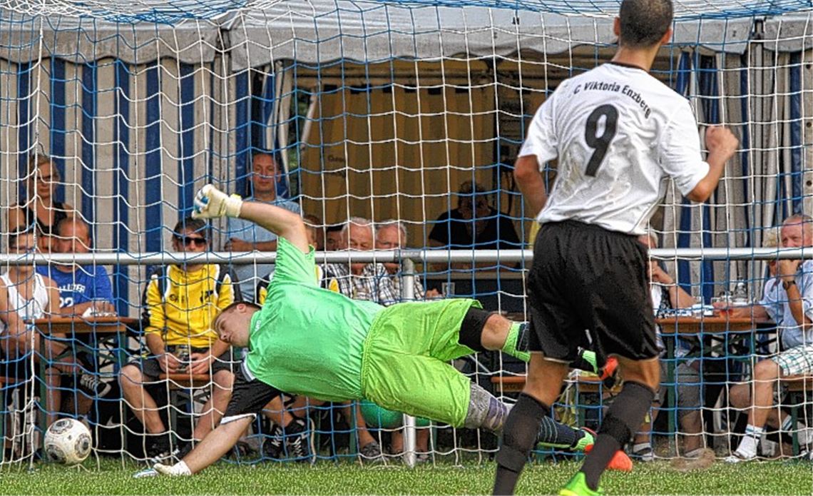 Ferat Altun trifft im Elfmeterschießen für seinen neuen Verein Viktoria Enzberg. Im Tor der 08 Mühlacker hechtet Kai Grausam vergeblich, der vom TSV Maulbronn ins Letten gewechselt ist. Fotos: Eigner