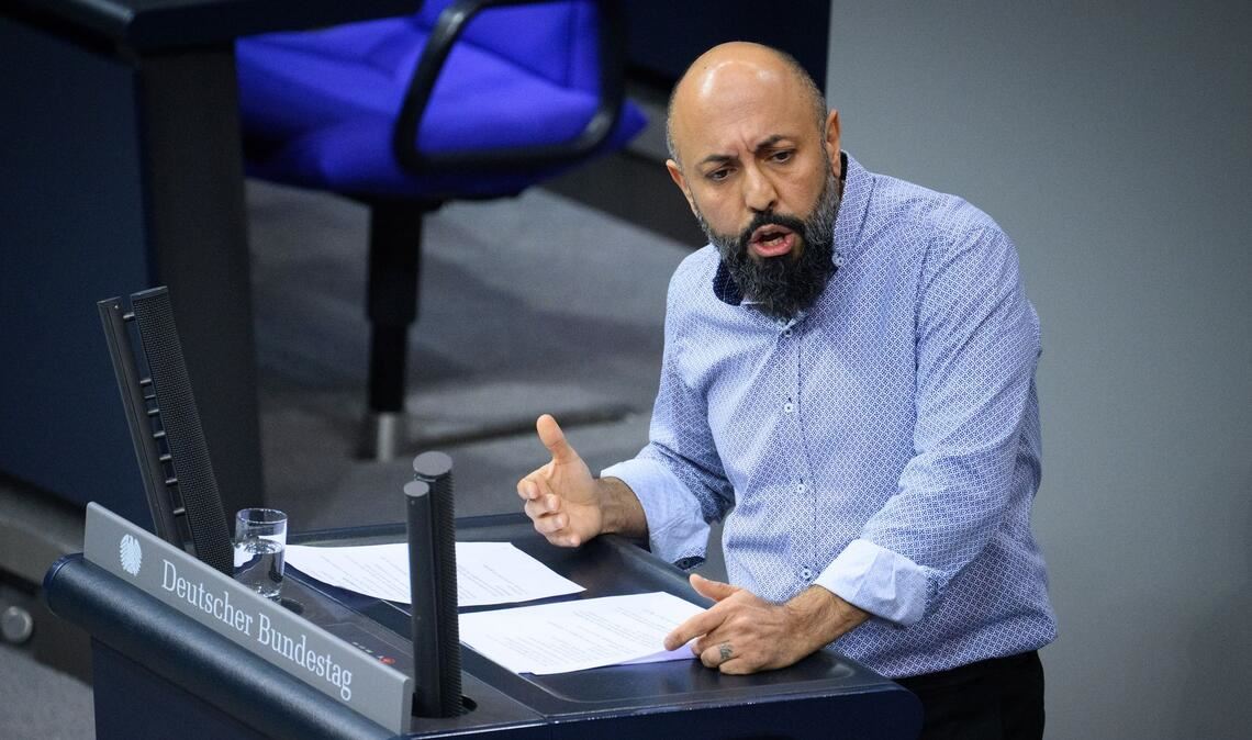 Ferat Kocak von der Linksfraktion hatte die Bundesregierung nach der Zahl der Anträge auf Wiedergutmachungseinbürgerung gefragt. (Archivbild)