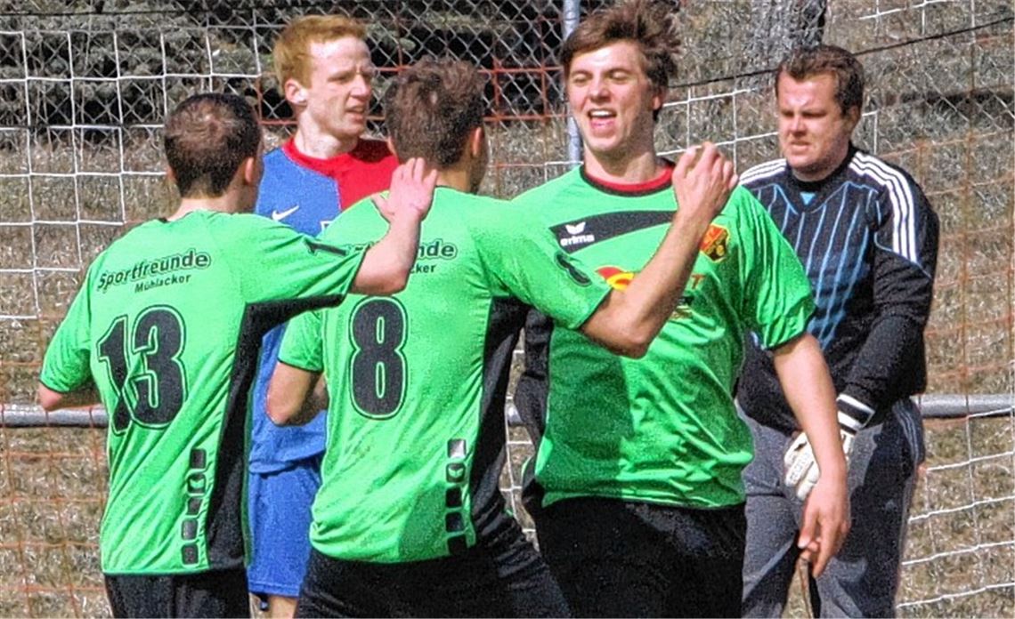 Ferdinand Fischer (2.v.re.) feiert mit Maik Bilatsch (li.) und Jakob Nabrotzki seinen ersten von zwei Treffern. Ötisheims Schlussmann Carsten Buhr (re.) und Verteidiger Marco Pufal ärgern sich. Foto: Eigner