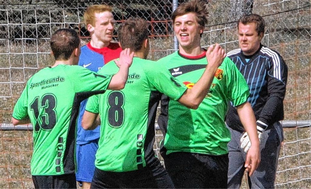 Ferdinand Fischer (2.v.re.) feiert mit Maik Bilatsch (li.) und Jakob Nabrotzki seinen ersten von zwei Treffern. Ötisheims Schlussmann Carsten Buhr (re.) und Verteidiger Marco Pufal ärgern sich. Foto: Eigner