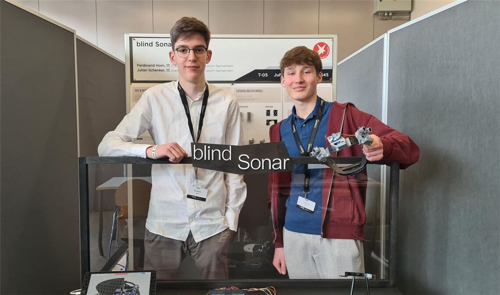 Ferdinand Horn und Julian Schenker aus Sachsenheim wollen mit ihrem „Jugend forscht“-Projekt „blind Sonar“ blinden Menschen eine räumliche Wahrnehmung ihrer Umgebung ermöglichen. Der Lohn: ein erster Platz im Fachgebiet Technik. Foto: Metzbaur