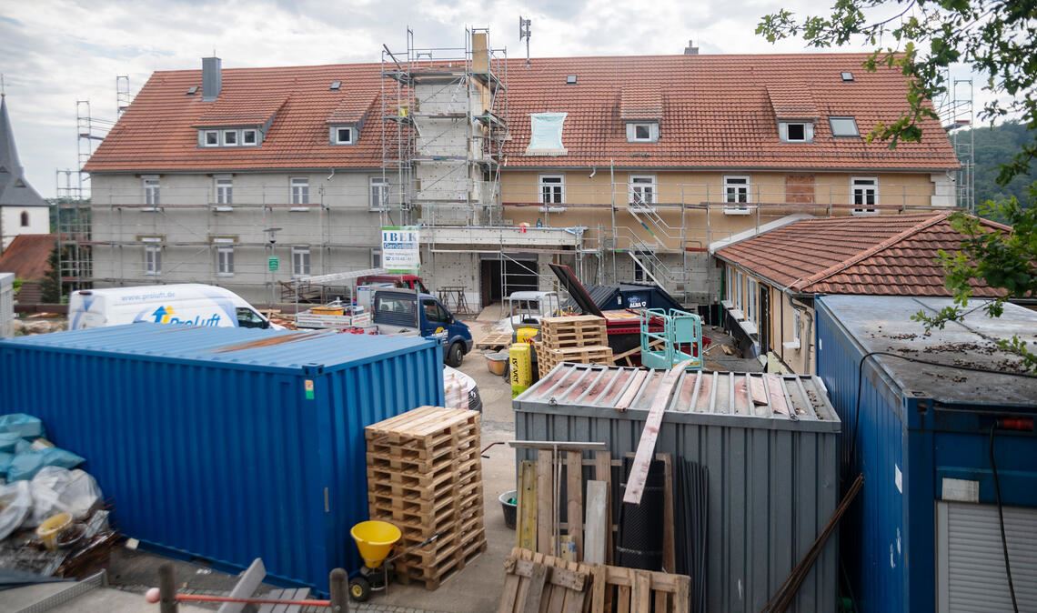 Ferien? Die Kinder mögen sie genießen, für Handwerker und Planer hingegen geht es derzeit an der Wendlerschule, die grundlegend saniert wird, rund. Fotos: Fotomoment
