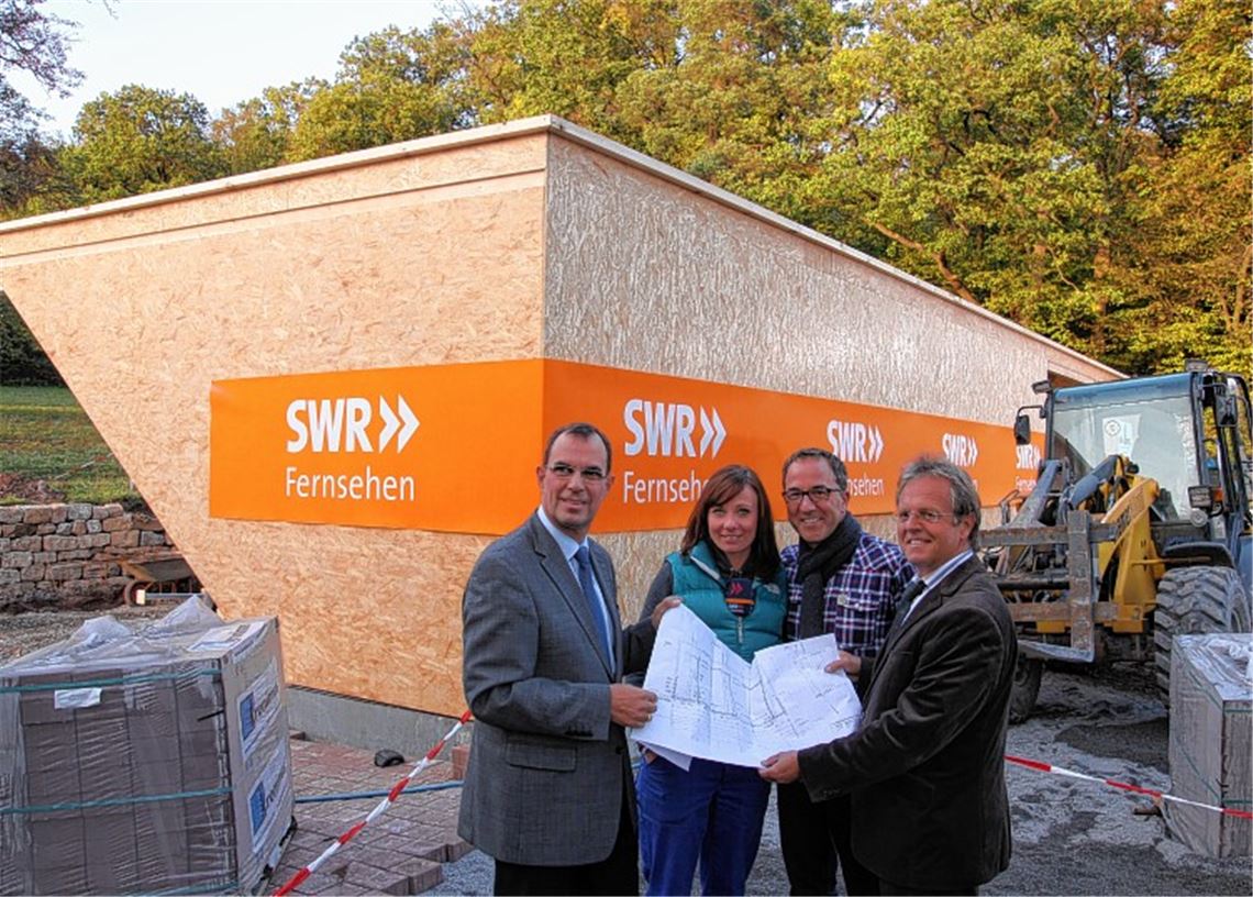 Fernsehauftritt inklusive: Oberbürgermeister Frank Schneider(li.) und Bürgermeister Werner Henle(re.) besichtigen die Baustellen auf dem Gelände der Naturschule in Schönenberg. Mit dabei: die SWR-Moderatoren Jürgen Hörig und Sibylle Möck.
