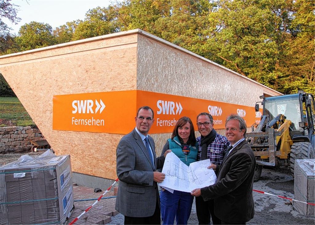 Fernsehauftritt inklusive: Oberbürgermeister Frank Schneider(li.) und Bürgermeister Werner Henle(re.) besichtigen die Baustellen auf dem Gelände der Naturschule in Schönenberg. Mit dabei: die SWR-Moderatoren Jürgen Hörig und Sibylle Möck.