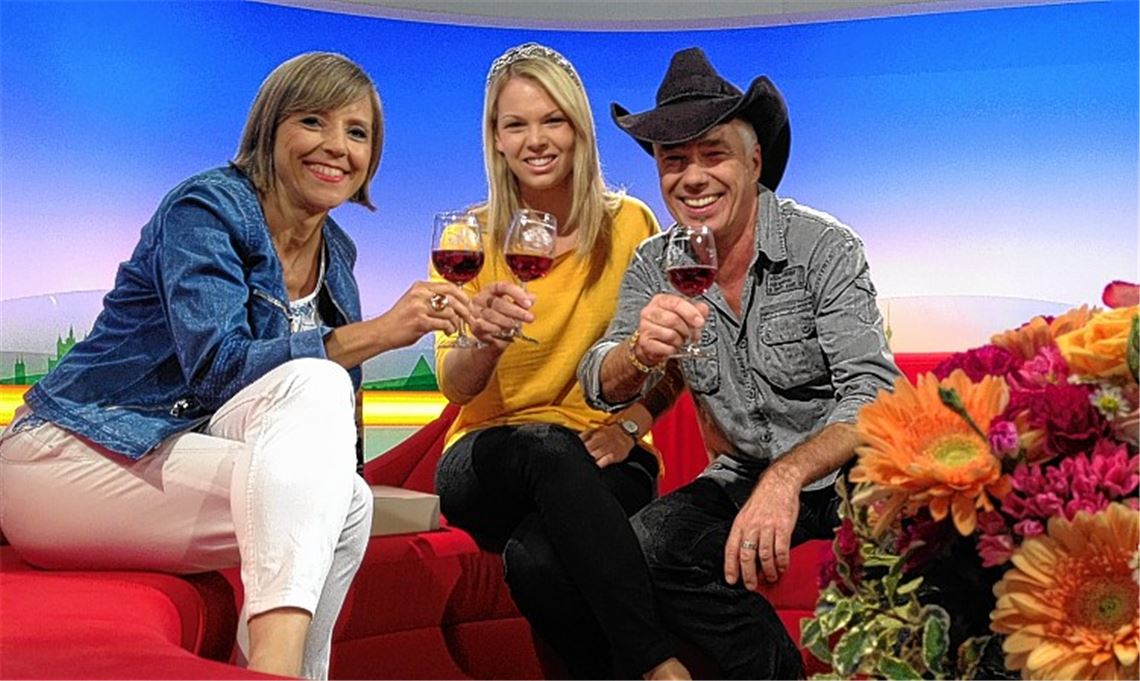 Fernsehstar: Wolfgang Kienzle genießt gemeinsam mit der Württembergischen Weinkönigin Theresa Olkus (Mitte) und Moderatorin Annette Krause einen Trollinger im SWR-Studio in Stuttgart. 