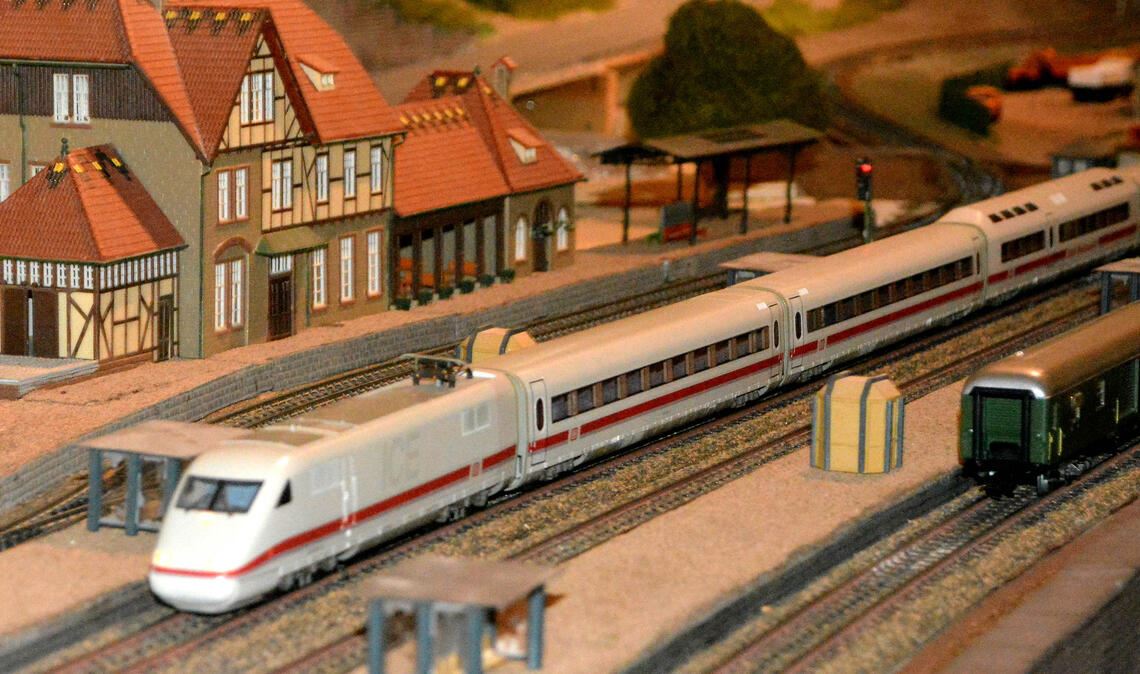Fernzug der neuesten Generation: Der ICE fährt durch den Bahnhof.