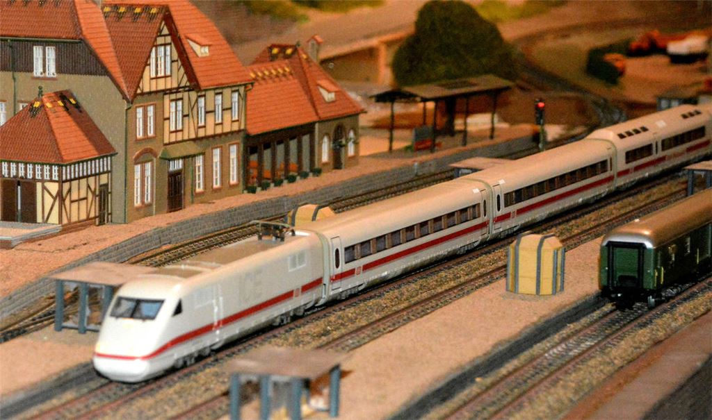 Fernzug der neuesten Generation: Der ICE fährt durch den Bahnhof.