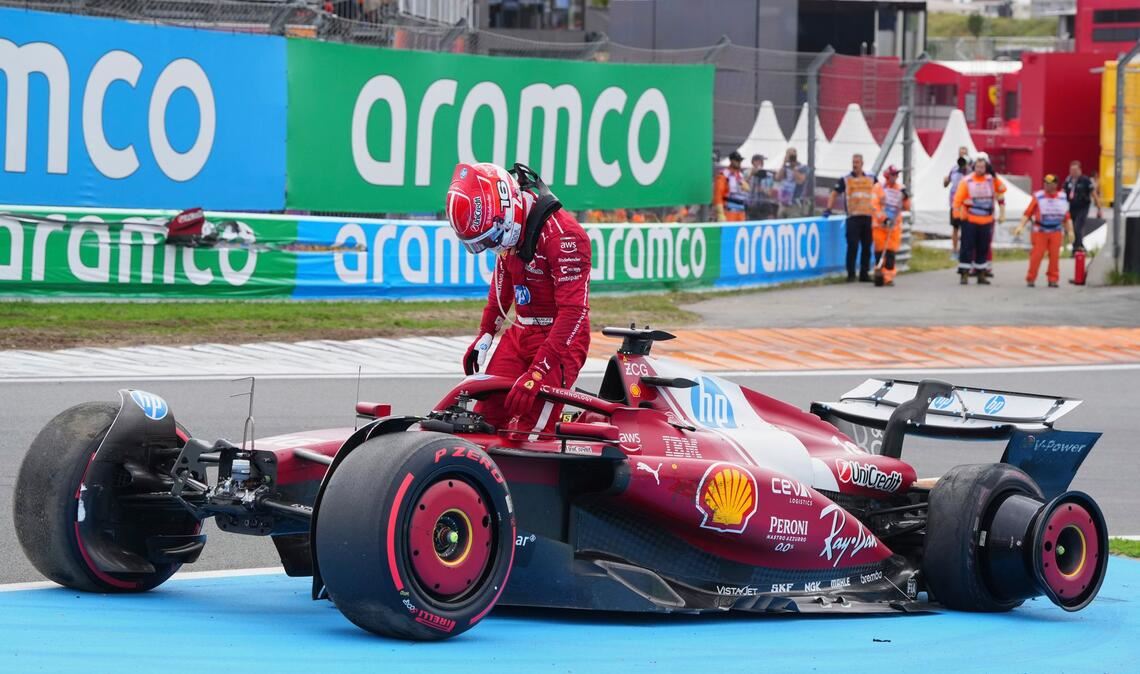 Ferrari-Pilot Charles Leclerc aus Monaco steigt nach einem Unfall während des Großen Preises der Niederlande in Zandvoort aus seinem Rennwagen.