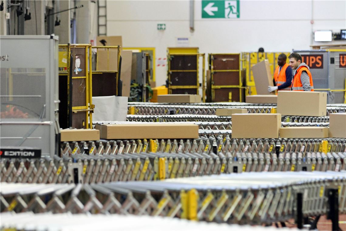 Gedämpfte Streik-Lust bei Amazon Fertig für den Versand: Vom Logistikzentrum Pforzheim aus verschickt Amazon Waren in die ganze Welt. Hier arbeiten aktuell 1200 Menschen, darunter 200 Saisonarbeiter fürs Weihnachtsgeschäft. Foto: Hansen