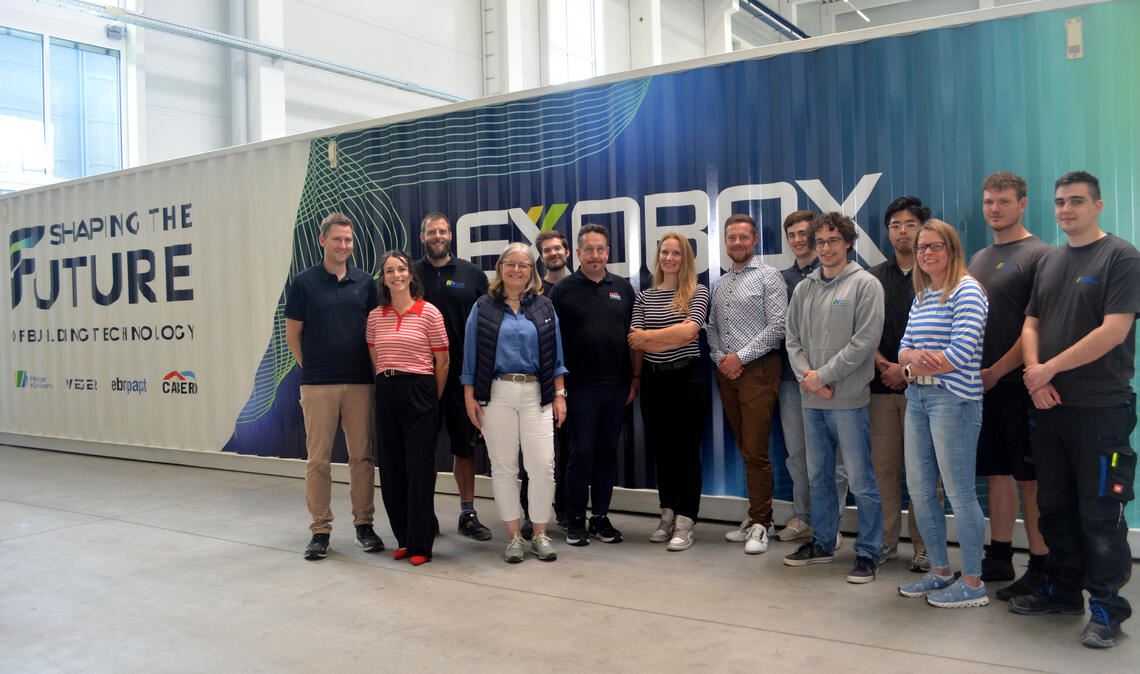 Letzter Feinschliff vor dem Tourneestart Fertig für die Tournee in Sachen Hightech: Alle Beteiligten freuen sich, dass der Container auf seine Reise durch Deutschland geht. Fotos: Stahlfeld