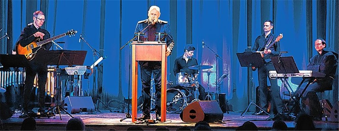 Fesselnde Darbietung: Das „Midnight Story Orchestra“ zieht die Besucher im Uhlandbau in seinen Bann.Bastian