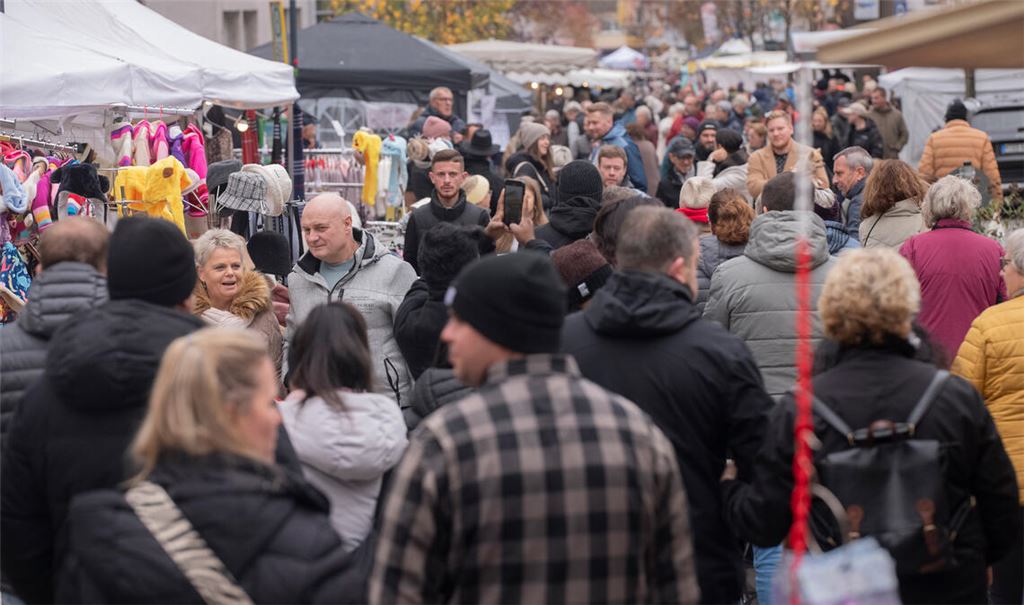 Festbesucher in der Mühlacker City als vulnerable Masse: Die Stadtverwaltung feilt mit Hilfe eines Fachbüros aktuell mit Hochdruck an den Details für ein Zufahrtsschutzkonzept, das Attentate mit Fahrzeugen auf den Mühlacker Frühling verhindern soll. Unser Foto zeigt eine Szene aus der Bahnhofstraße beim Martinimarkt. Foto: Archiv