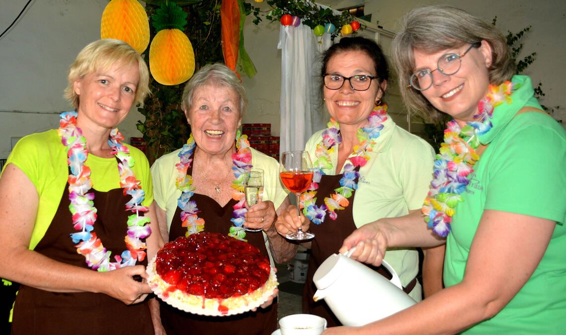 Feste Größe bei der Illinger Traditionsveranstaltung: die Landfrauen, die wieder ein reichhaltiges Kuchenbuffet anbieten. Fotos: Stahlfeld