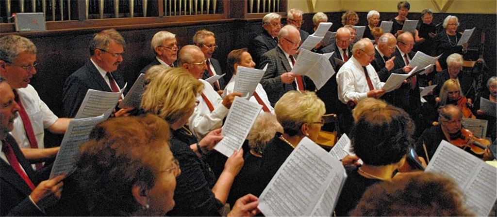 Festlich: Der Kirchenchor führt zum 100-jährigen Bestehen die „Missa brevis“ in B von Mozart auf. Das Jubiläum wird zusammen mit Weihbischof Dr. Johannes Kreidler gefeiert.Fotos: Stahlfeld