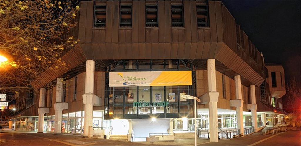 Festlich beleuchtet wirkt der Mühlehof hier bei Nacht. Doch im ungnädigen Tageslicht offenbart das Gebäude etliche Schwächen. Jetzt sind seine Tage gezählt – der Gemeinderat will seinen Abbruch. Foto: Fotomoment