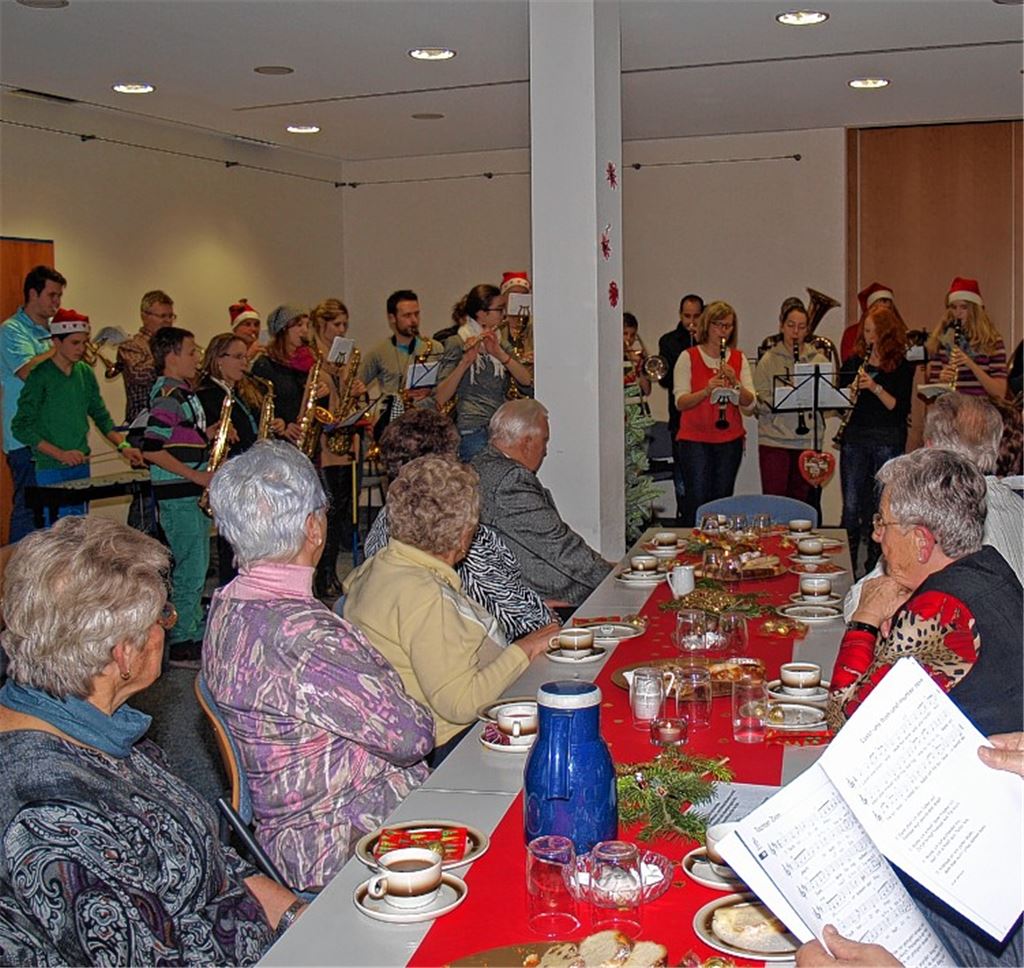 Festlich gedeckte Tische, festliche Klänge: Der Illinger Musikverein bringt ein weihnachtliches Ständchen und lädt die Besucher der offenen Feier zum Mitsingen ein.