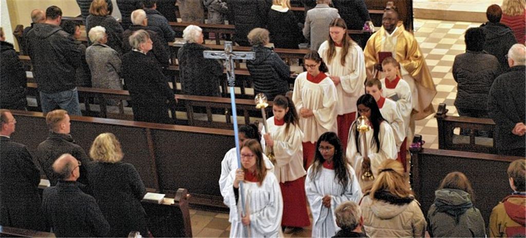 Festliche Klänge eines Händel-Konzerts für Orgel- und Streicher begleiten den Auszug von Pfarrer Julius Ssebulo und den Ministranten aus dem Gotteshaus.