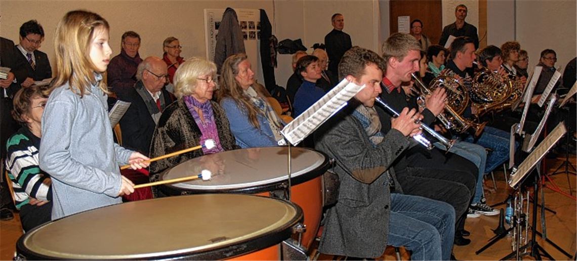 Festliche Klänge unter anderem von Luise Pflomm an der Pauke erfreuen die Besucher.